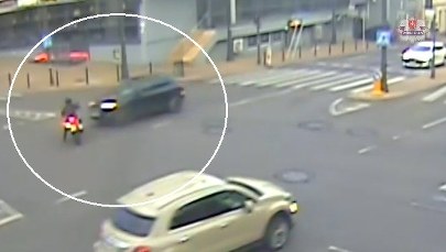 Motocyklistka złamała przepisy i wjechała wprost pod samochód. Cud, że przeżyła [FILM]