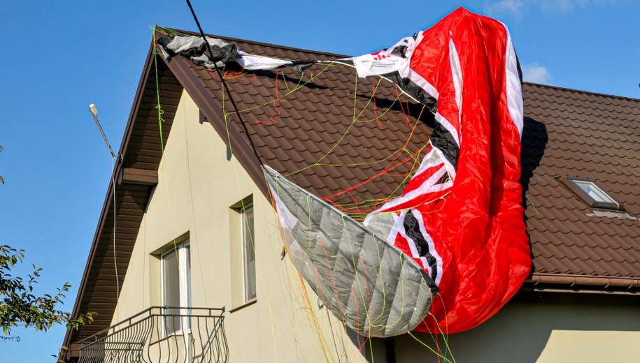 Motolotnia uderzyła w dach budynku w Charłupi Wielkiej /	Grzegorz Michałowski   /PAP
