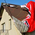 Motolotniarz uderzył w dach domu w Łódzkiem. Trafił do szpitala