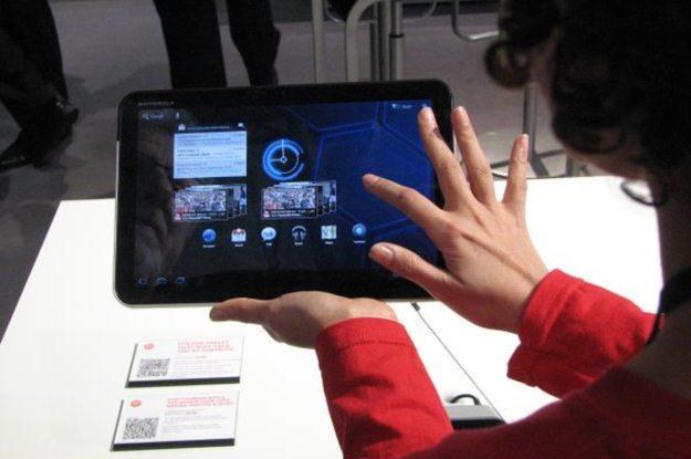Motorola Xoom - miał być konkurent dla iPada 2, ale na razie o niej cicho /AFP