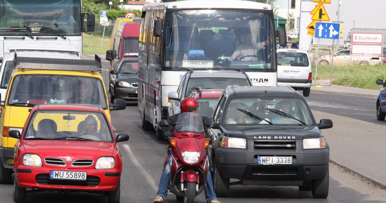 Motorower, potocznie zwany skuterem, o pojemności silnika do 50 cm3 może prowadzić bez prawa jazdy każdy, kto ma 18 lat (dotyczy to osób, które pełnoletność osiągnęły do 19 stycznia 2013 r.). Są jednak skutery mające silniki 125 cm3, na które wymagane jest prawo jazdy kat. A (według przepisów są motocyklami). Zdarza się, że takie pojazdy rejestruje się jako „pięćdziesiątki”, aby móc poruszać się nimi bez uprawnień. Inny grzech kierowców to zdjęcie ogranicznika prędkości (motorower może poruszać się z prędkościami do 45 km/h), co powoduje, że jednoślad staje się motocyklem. /Motor