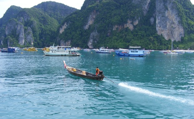 Motorówka pełna turystów zderzyła się z trawlerem. Tragedia w Tajlandii 
