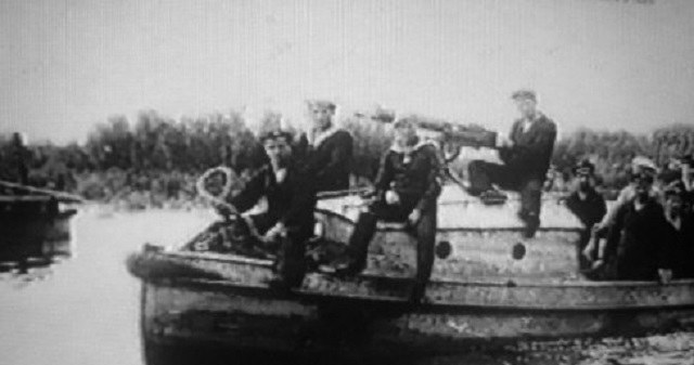 Motorówka uzbrojona Flotylli Pińskiej w czasie starć w 1920 roku /archiwum S. Zagórskiego /materiały prasowe