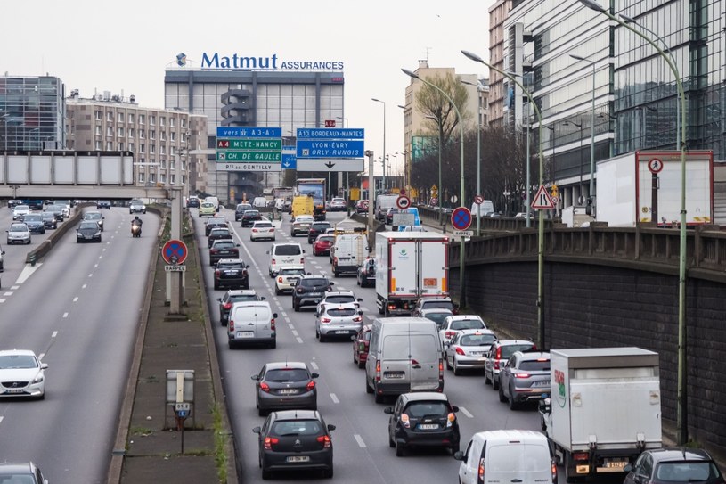 Motoryzacja zatacza koło. Zaczynała od człowieka z flagą, który szedł przed każdym samochodem i zmierza w tym samym kierunku /Getty Images