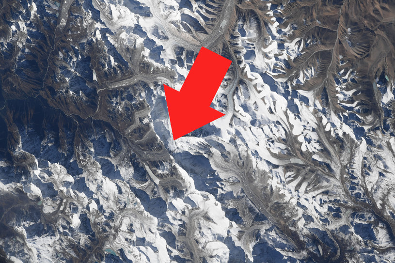 Mount Everest otoczony jest z trzech stron przez lodowce /Twitter