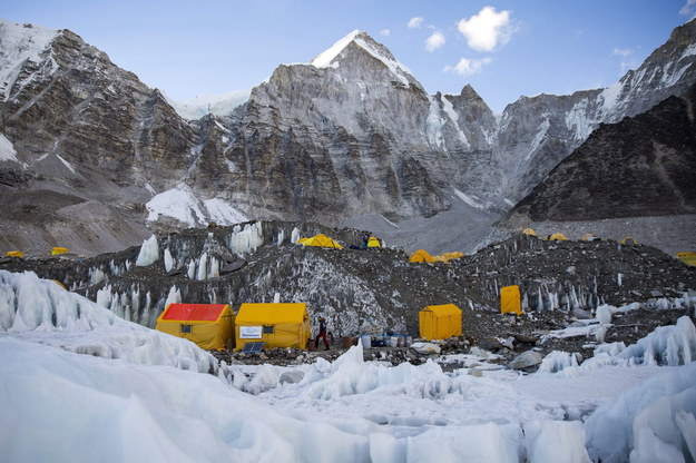 Mount Everest wyższy o 86 cm /	Balazs Mohai /PAP/EPA