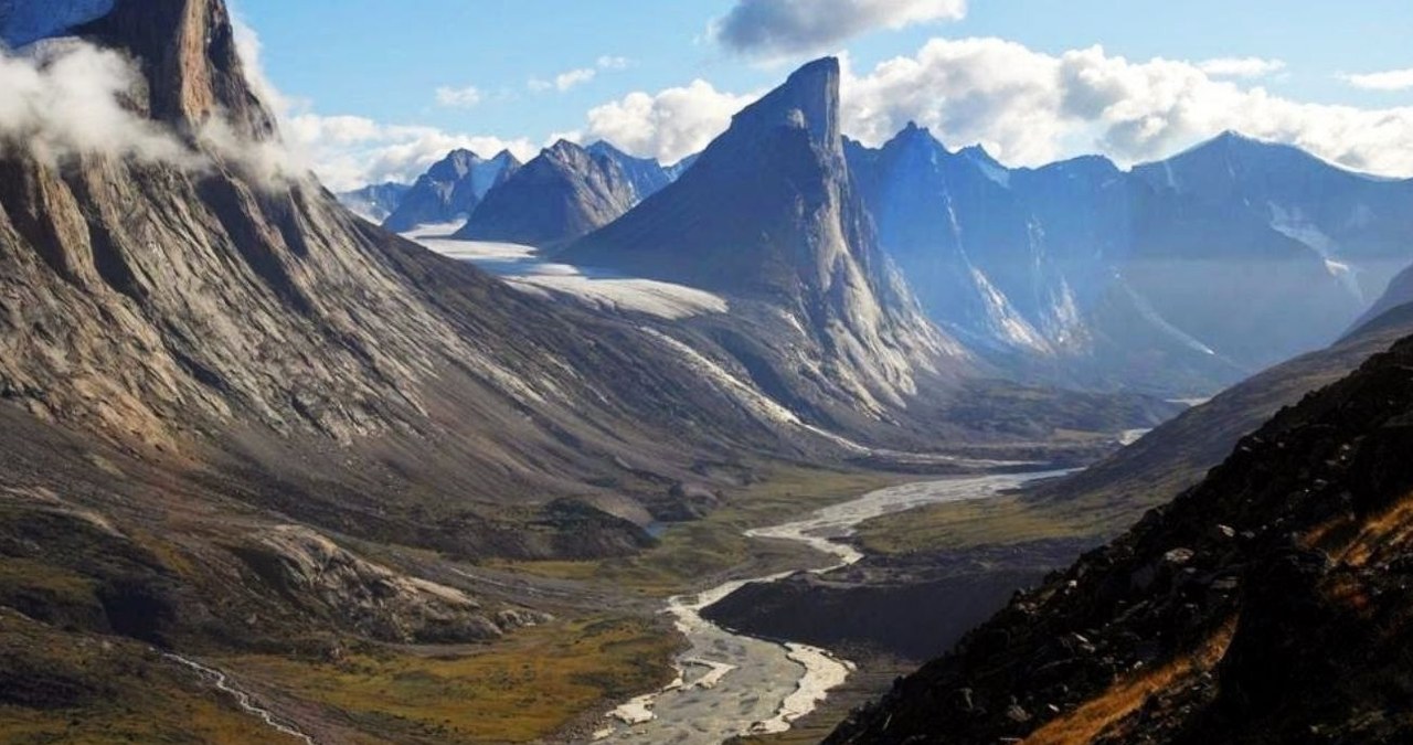 Mount Thor zachwyca najwyższą pionową ścianą na Ziemi /Swampgoth /CC BY-SA 4.0