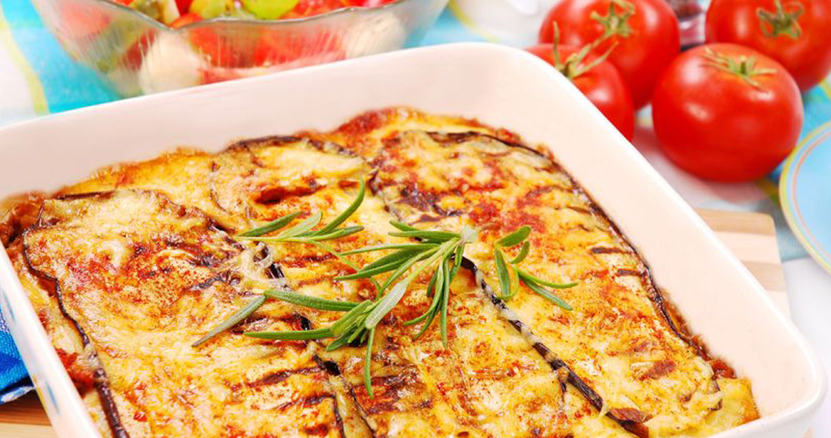 Moussaka to grecka zapiekanka z mięsa mielonego i bakłażanów /123RF/PICSEL