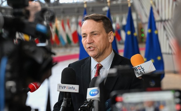 "Mówi o NATO 'oni', a nie 'my'". Sikorski o Trumpie i narracji o polexicie