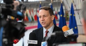 "Mówi o NATO 'oni', a nie 'my'". Sikorski o Trumpie i narracji o polexicie