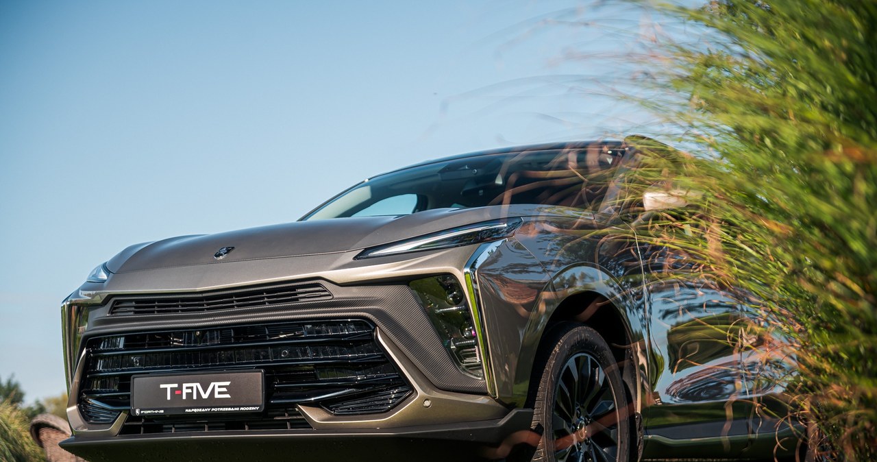 Mówią, że wygląda jak Lamborghini Urus. Forthing T-Five już w polskich salonach /materiały prasowe