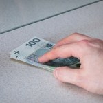 Mówili, że chcą zamienić drobne banknoty. W ten sposób oszukiwali kasjerów