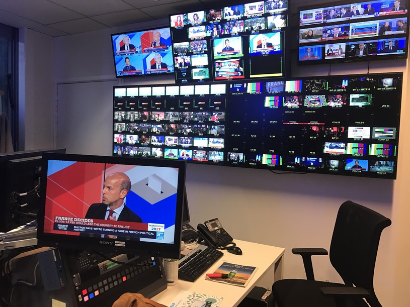 Mozaika ekranów w newsroomie France24 /Michał Michalak /INTERIA.PL