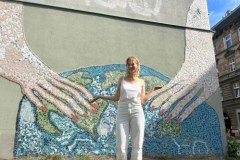 Mozaikowe ręce zagniatają mozaikowy świat