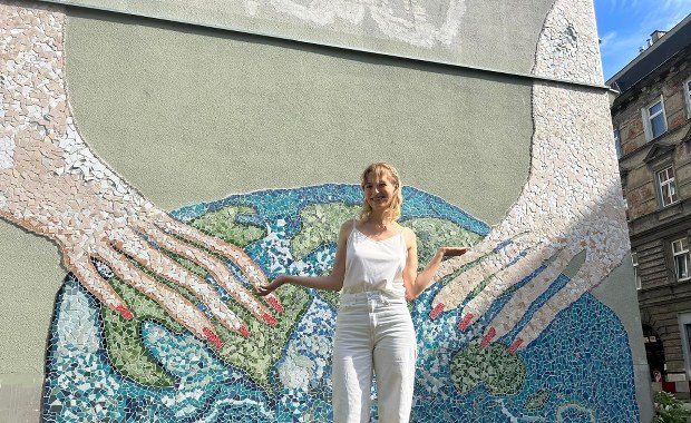 Mozaikowe ręce zagniatają mozaikowy świat