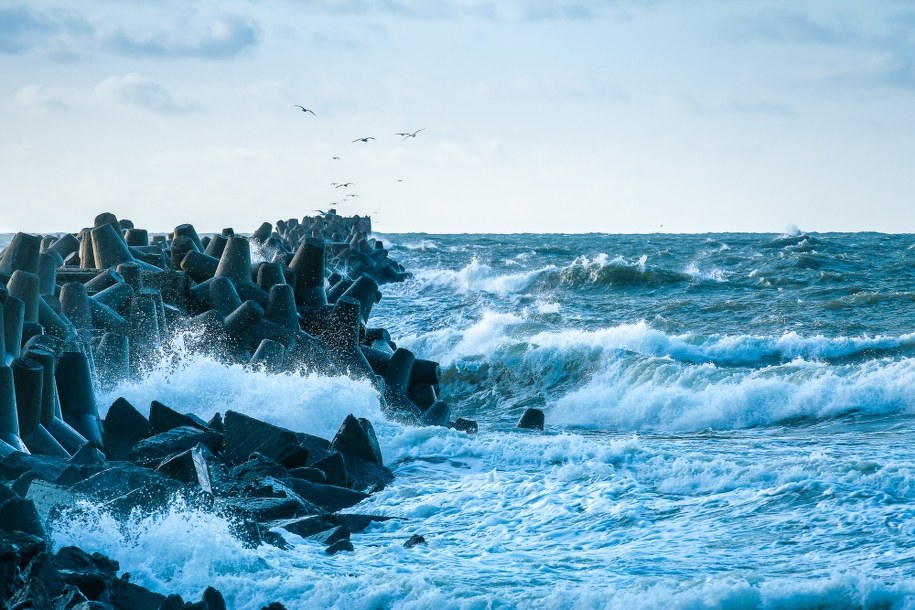 Ostrzeżenia IMGW: Sztorm na Bałtyku, a na południu kraju mróz