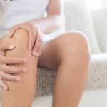 Może być wynikiem urazu lub choroby. Wodę w kolanie zdradza kilka objawów