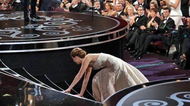 Może Jennifer Lawrence chciała jedynie uniknąć kolejnego upadku podczas oscarowej gali? /materiały prasowe