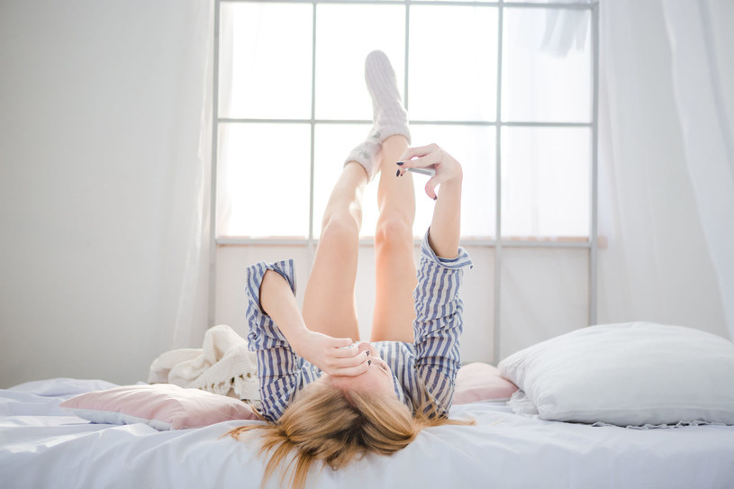 Może nie jest to najseksowniejsza część garderoby, ale skarpetki w łóżku mogą mieć zbawienny wpływ na twój sen /123RF/PICSEL