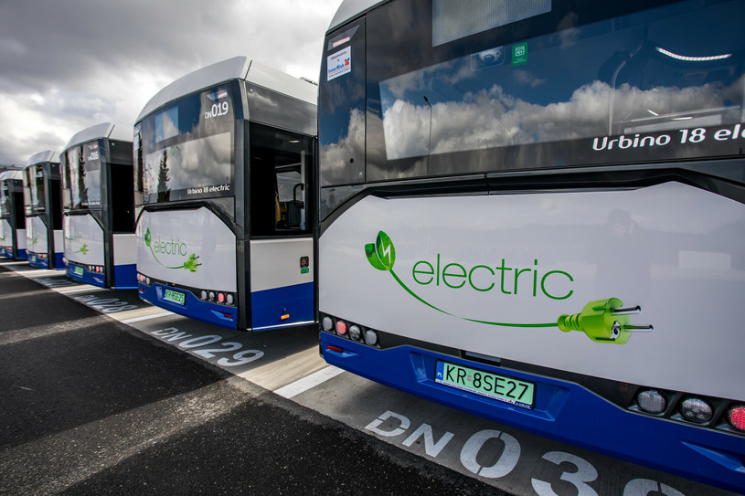 Może się okazać, że elektryczne autobusy pozostaną w zajezdniach bo taniej będzie jeździć dieslem... /Jan Graczyński /East News
