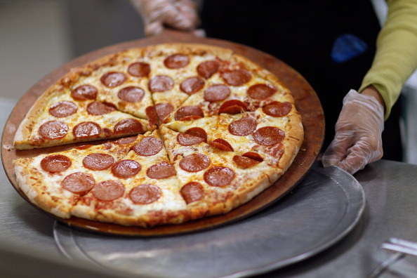 Może taką pizzę rozwoził Pele? /Getty Images/Flash Press Media