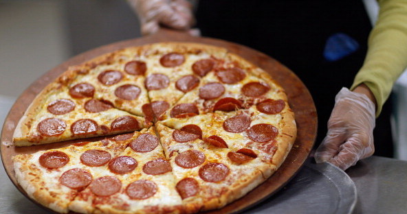 Może taką pizzę rozwoził Pele? /Getty Images/Flash Press Media