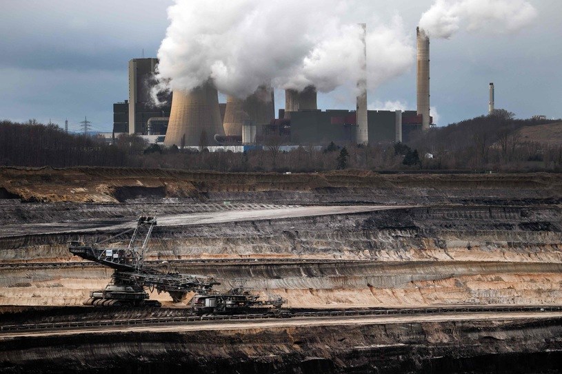 Możemy odejść od energii z węgla nawet 10 lat wcześniej, ale nie ma nic za darmo /AFP