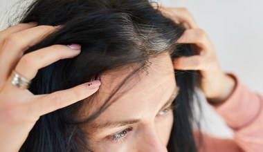 Możesz farbować włosy bez chemii. Ta przyprawa doskonale kryje siwiznę 