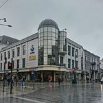 Możesz kupić jedno z pierwszych centrów handlowych w Łodzi. Sprzedawca zachęca inwestorów
