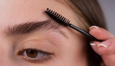 Możesz mieć gęste brwi bez henny. Wystarczą 2 minuty dziennie