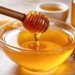 Możesz przeżyć słodkie rozczarowanie. Chiński i ukraiński miód zalewa Polskę