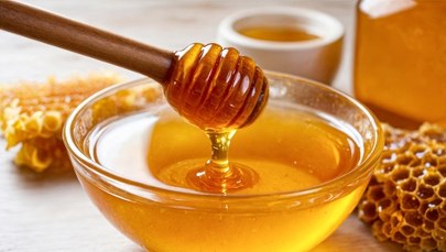 Możesz przeżyć słodkie rozczarowanie. Chiński i ukraiński miód zalewa Polskę