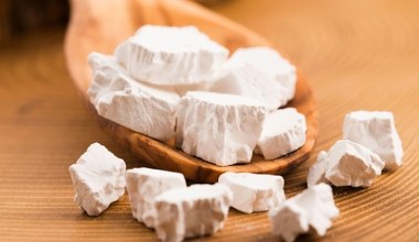 Możesz zagęścić nim sos, upiec ciasto lub zrobić napój. Pomaga na zdrowe kości, w odchudzaniu i stresie