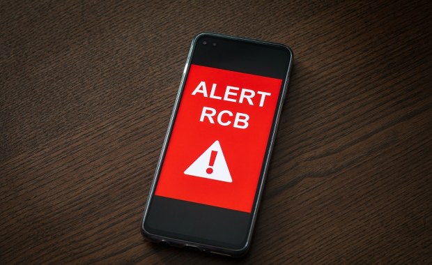 "Możliwe odgłosy strzałów". Alert RCB dla jednego województwa