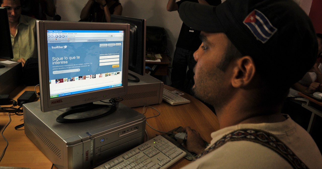 Możliwe, że Kubańczycy otrzymają nowe i szybsze łącze internetowe /AFP