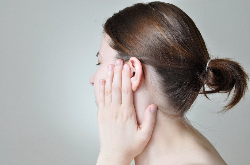 Możliwych przyczyn bólu ucha jest wiele. Po tym rozpoznasz, co ci dolega /123RF/PICSEL