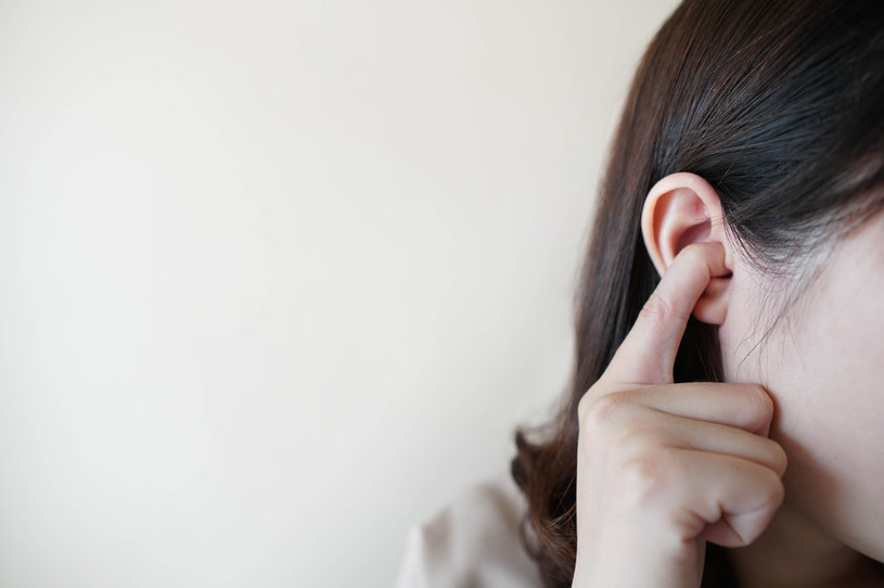 Możliwych przyczyn szumienia w uszach jest wiele /123RF/PICSEL