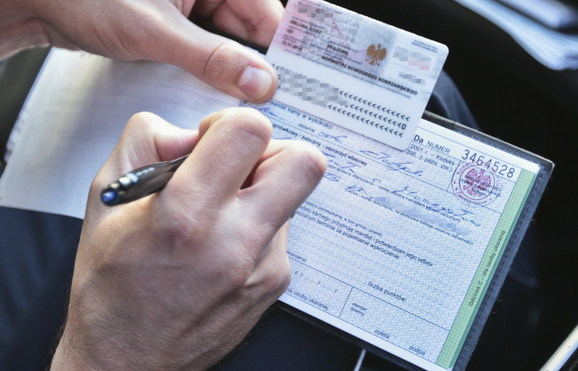 Można dostać mandat za brak uprawnień, pomimo posiadania prawa jazdy /Fot. Piotr Jedzura /Reporter