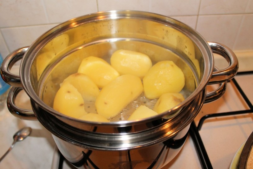 Można je gotować, można też pić sok z surowych ziemniaków /123RF/PICSEL