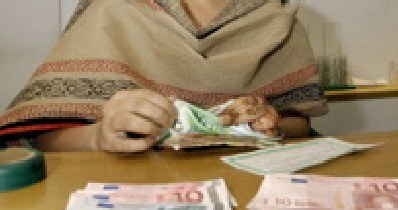 Można już otrzymywać pensję w euro, lecz nie zawsze /AFP