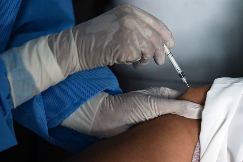 Można odmówić podania informacji o szczepieniu? /AFP