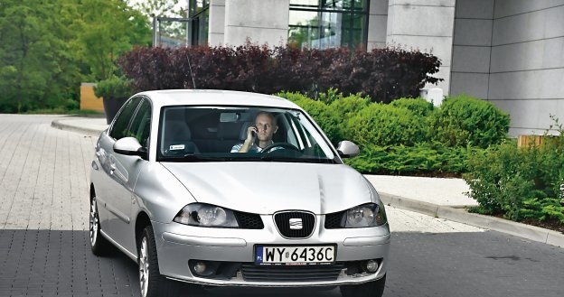 MOŻNA ROZMAWIAĆ PRZEZ TELEFON Bezkarne jest także poruszanie się bez pasów czy rozmowa przez telefon. /Motor