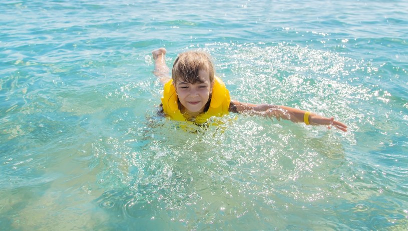 Można utopić się po wyjściu z wody. Dziecko, które zakrztusiło się wodą, należy wnikliwie obserwować /123RF/PICSEL