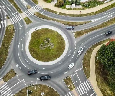 Można zjechać z ronda lewym pasem czy nie? Zła odpowiedź może być kosztowna