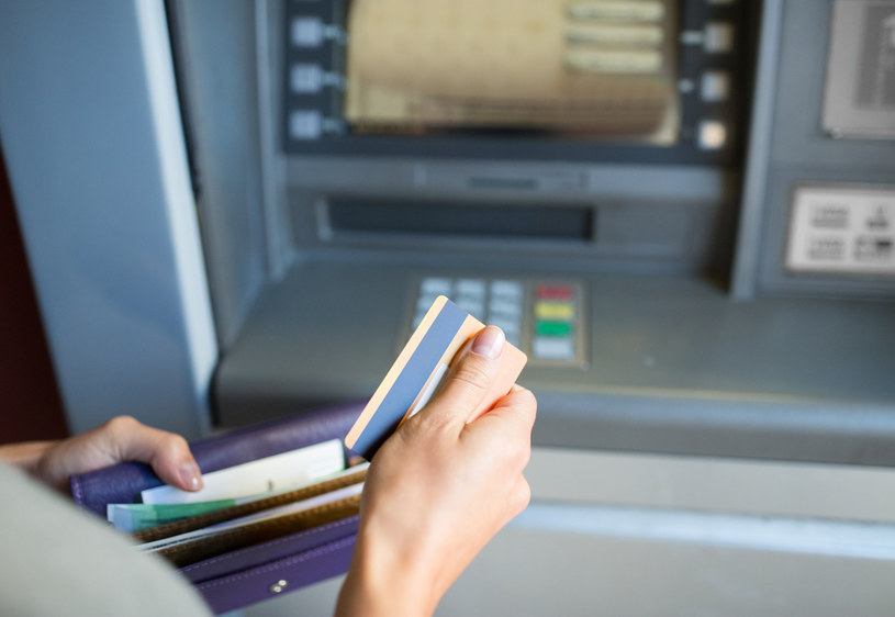 Można zmniejszyć ryzyko, że  bankomat połknie naszą kartę /123RF/PICSEL