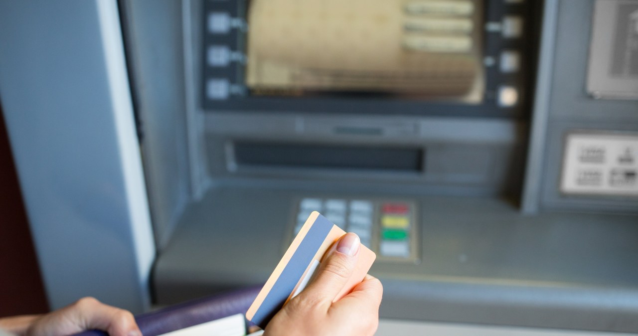 Można zmniejszyć ryzyko, że  bankomat połknie naszą kartę /123RF/PICSEL