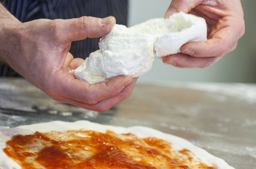 Mozzarella di bufala campana to kultowy gatunek lubianego sera. Jej wnętrze dosłownie się rozpływa /Paolo Picciotto/UIG Diverse /East News