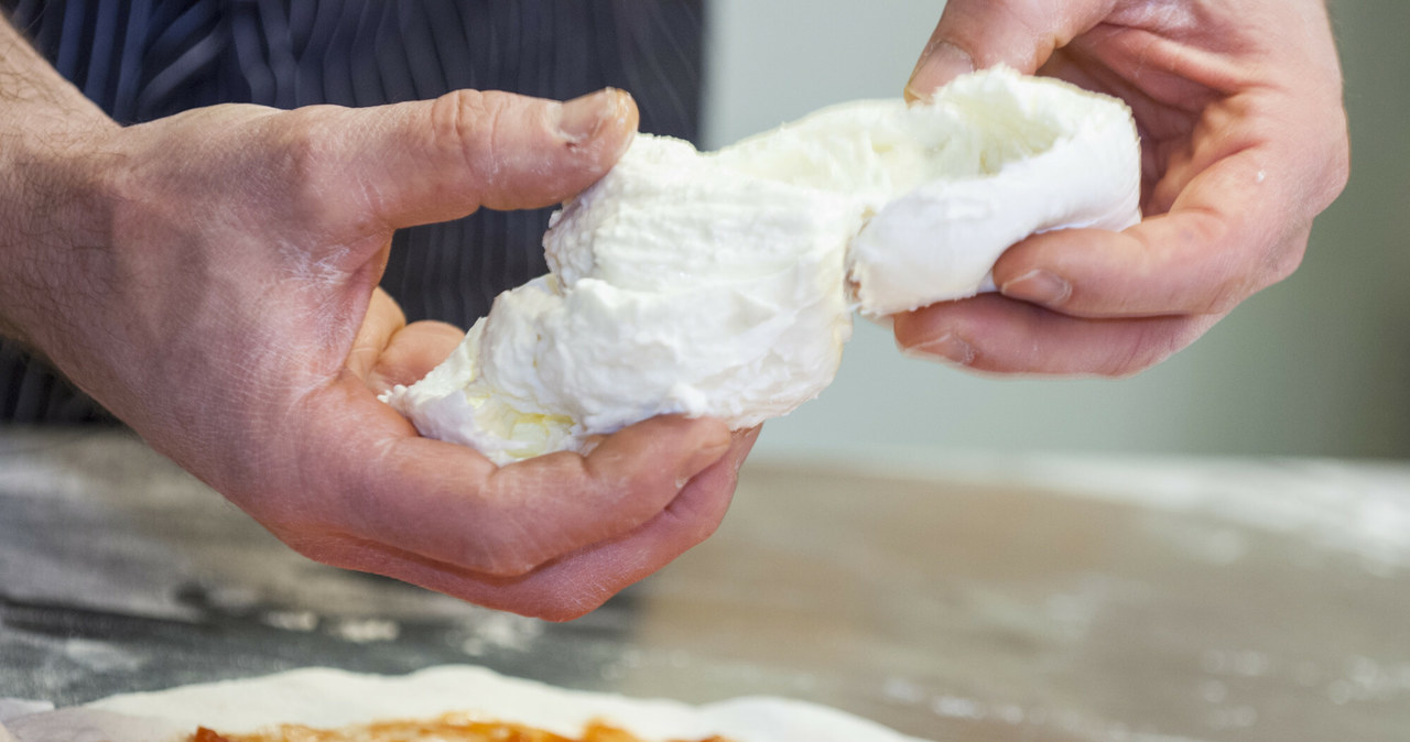 Mozzarella di bufala campana to kultowy gatunek lubianego sera. Jej wnętrze dosłownie się rozpływa /Paolo Picciotto/UIG Diverse /East News