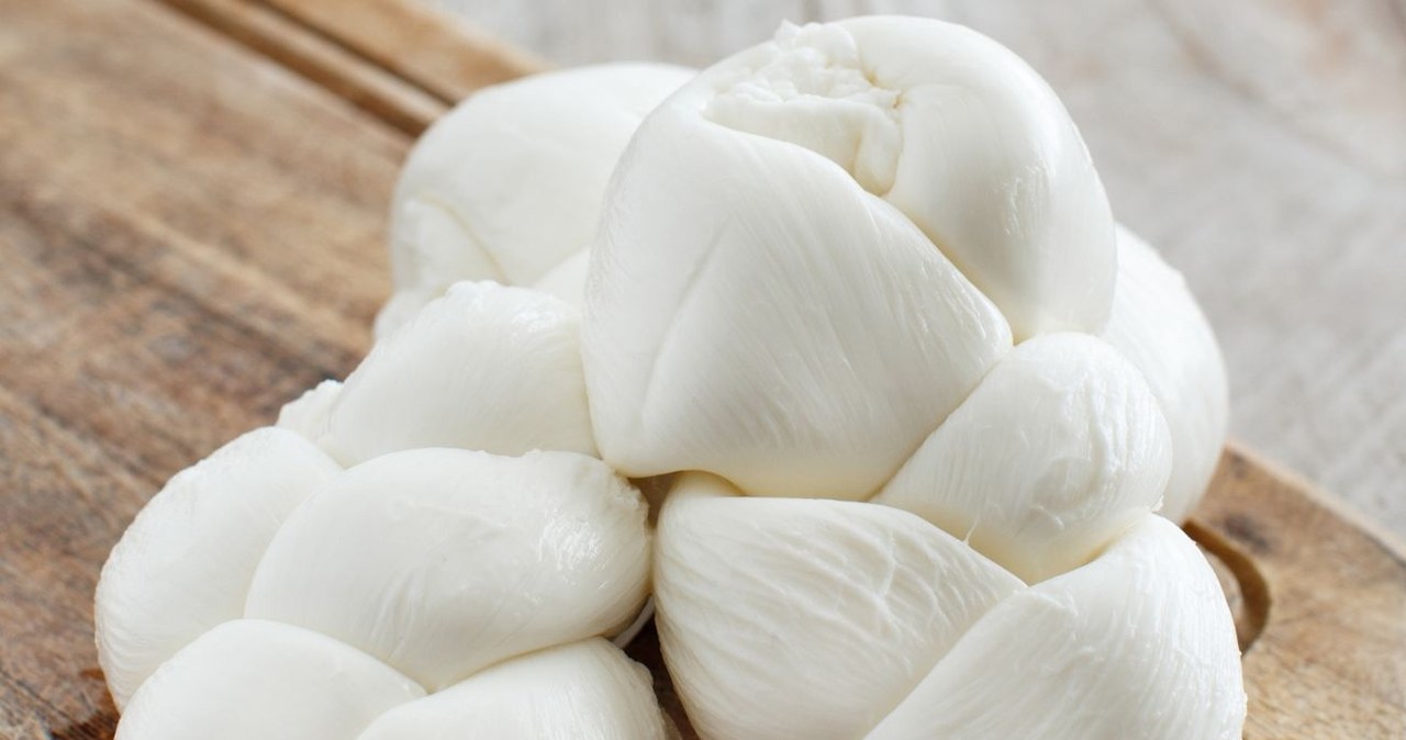 Mozzarella to ser, który warto jeść, będąc na diecie. /Catrine Shine /Canva Pro