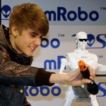 mRobo - robot jak Justin Bieber